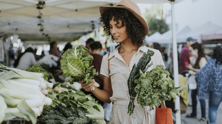 woman buying kale at farmers market