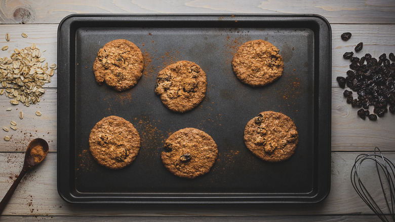 Baking tray with cookies on it