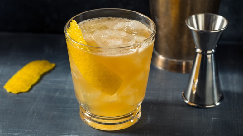 Gold Rush bourbon cocktail