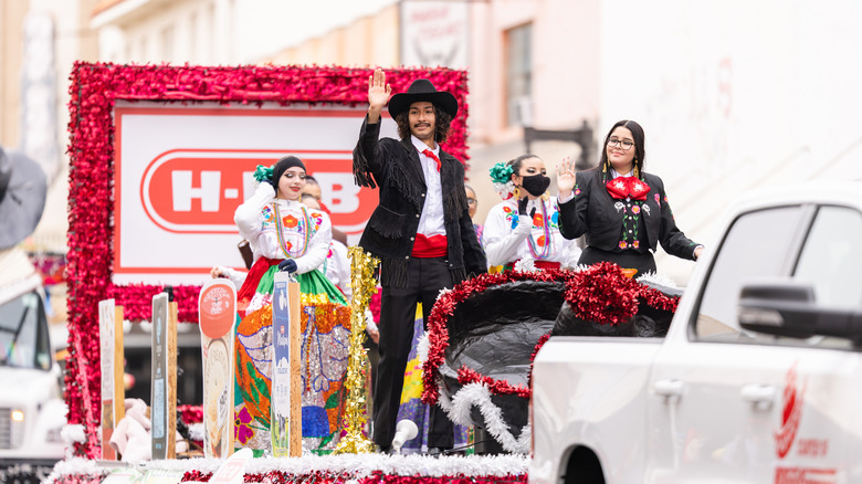 An HEB sponsored float in a parade