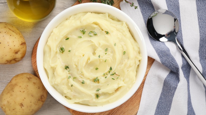 bowl of mashed potatoes