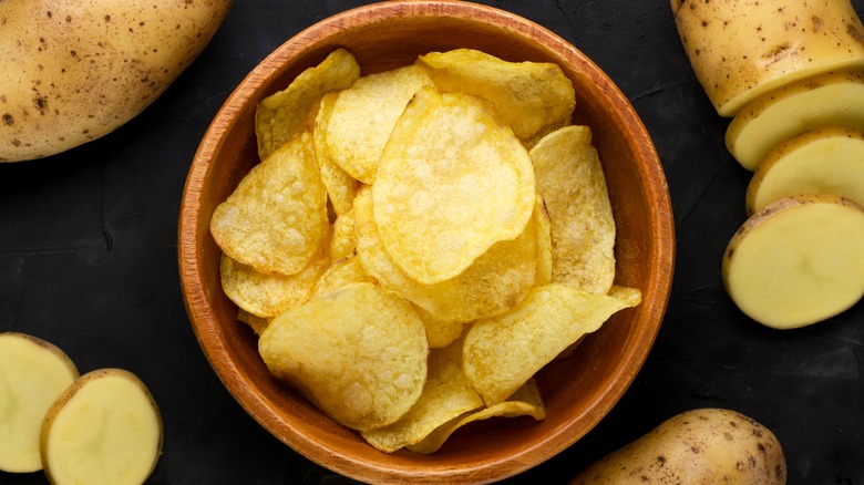 potato chips in brown bowl