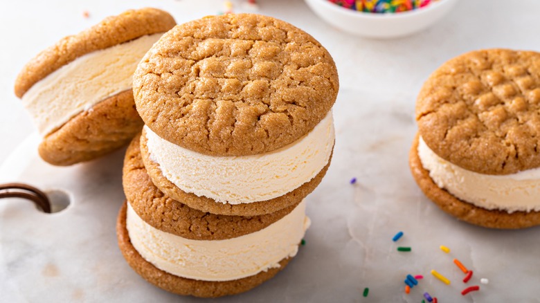 Ice cream rings between cookies