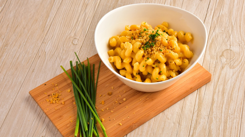 Macaroni and cheese with chives