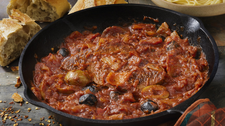 The Italian Dish That Gloriously Unites Steak With Leftover Pizza Sauce