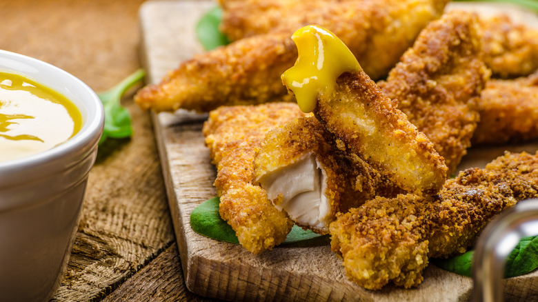 Fried chicken pieces with honey mustard sauce