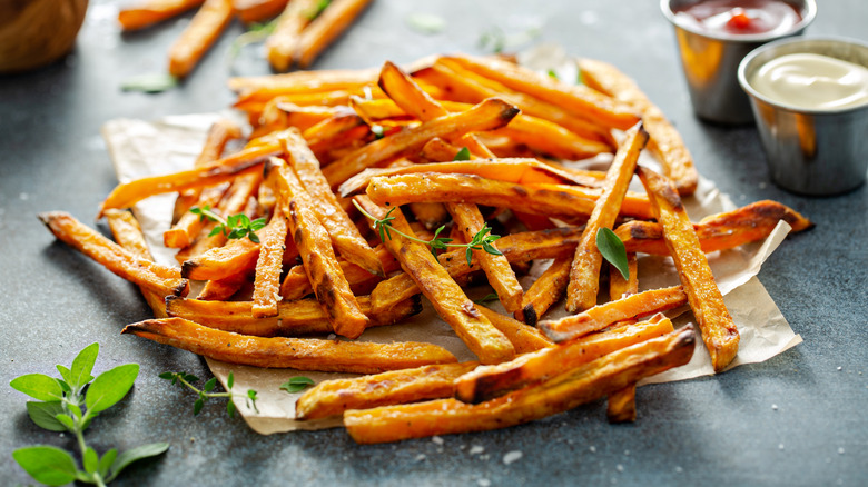 https://www.foodrepublic.com/img/gallery/the-key-ingredient-for-the-crispiest-possible-sweet-potato-fries/intro-1701164084.jpg