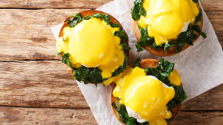 Top view of eggs Florentine