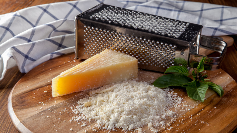 https://www.foodrepublic.com/img/gallery/the-mess-free-cheese-grater-hack-thats-too-easy-not-to-try/intro-1699021013.jpg