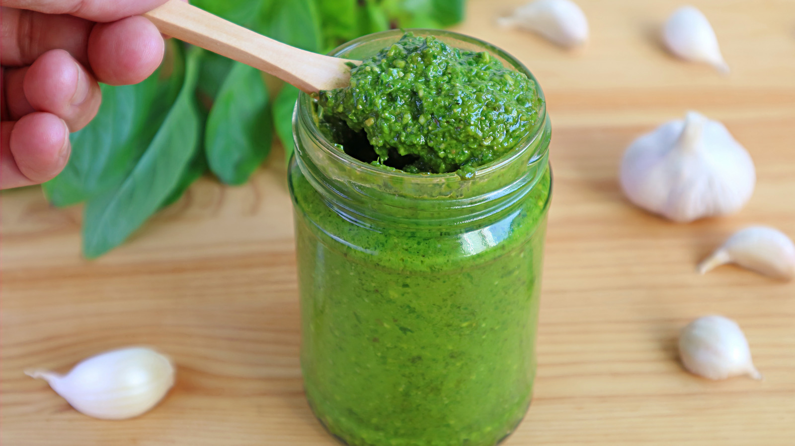 https://www.foodrepublic.com/img/gallery/the-mixing-mistake-that-flattens-fresh-pesto/l-intro-1685724866.jpg