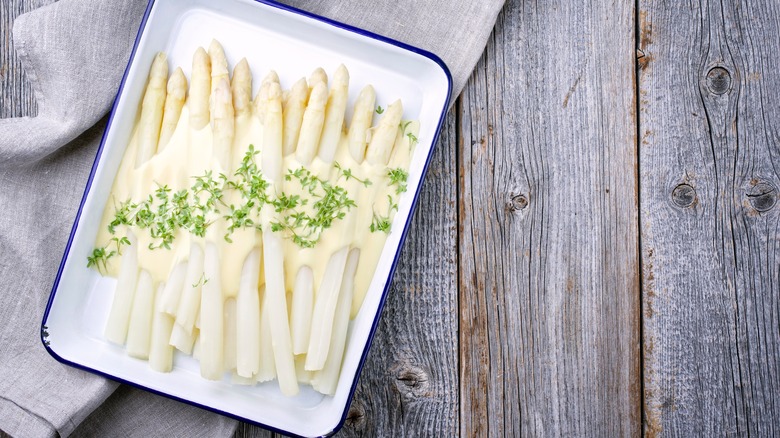 steamed white asparagus with sauce