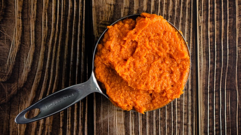 Measuring cup of pumpkin purée