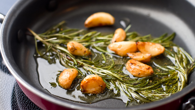 Frying garlic and herbs