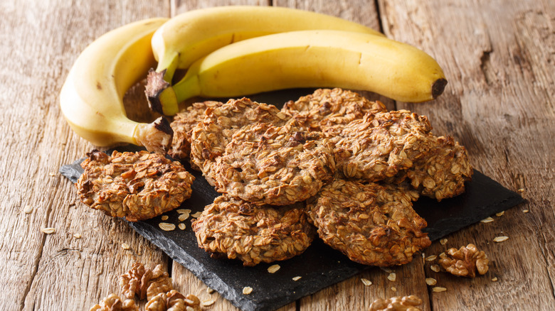 Oatmeal cookies with banana and walnuts