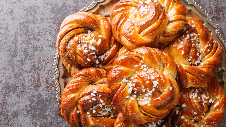 Kardemummabullar Swedish cardamom bun with frosting