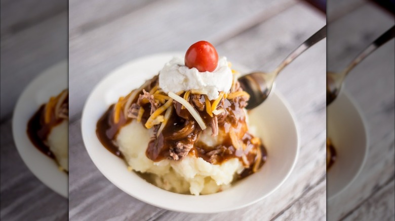 Hot beef sundae served in bowl