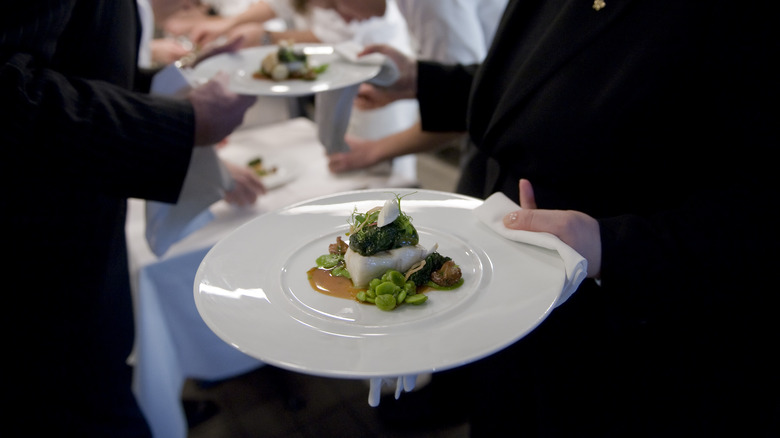 Server holding plate by rim