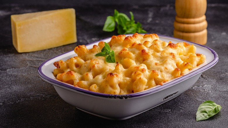baked mac and cheese with crispy exterior