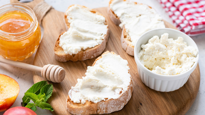 toast with ricotta and honey