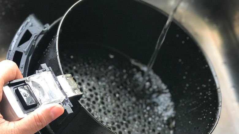 Cleaning air fryer basket in water