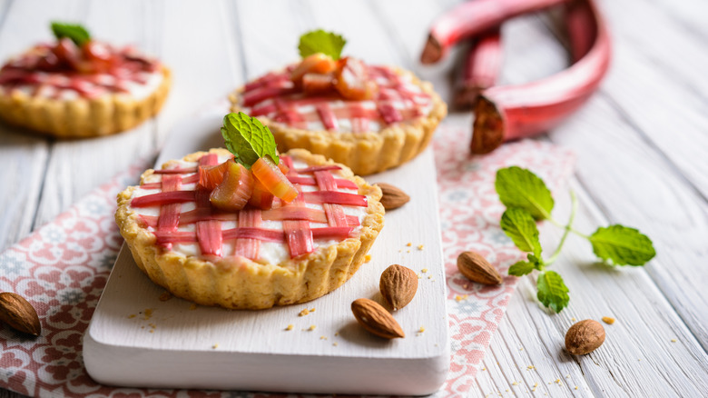 Tarts with rhubarb and almonds
