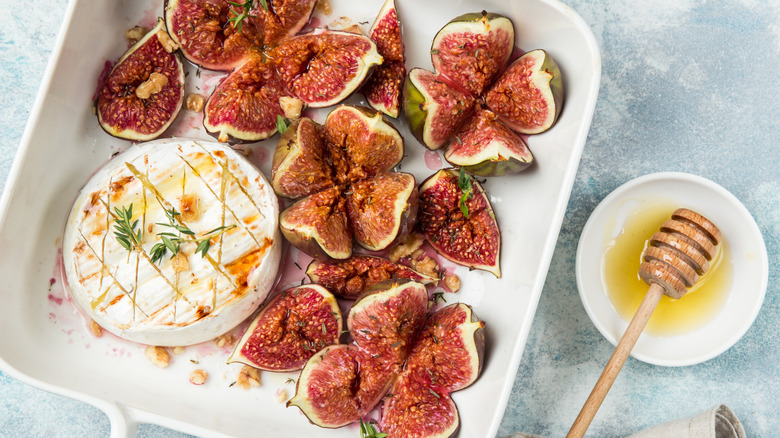 Baked brie with figs and honey