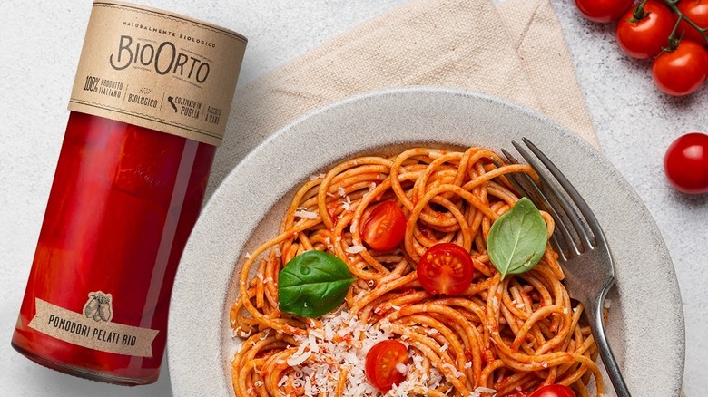 Glass jar of Bio Orto pomodori sauce next to spaghetti pomodoro