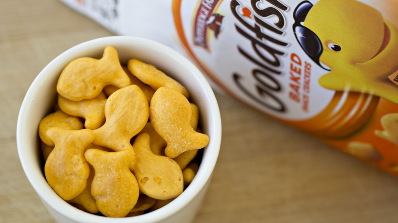 goldfish crackers in dish with bag