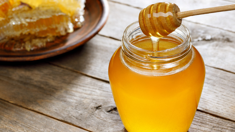 honey pot and honeycomb