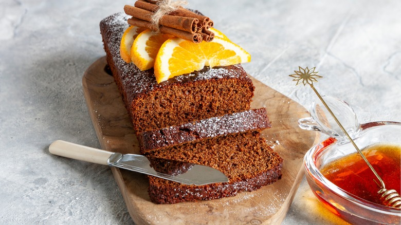 Lekach Jewish honey cake with cinnamon