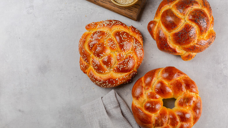 Round Rosh Hashanah challah bread loaves