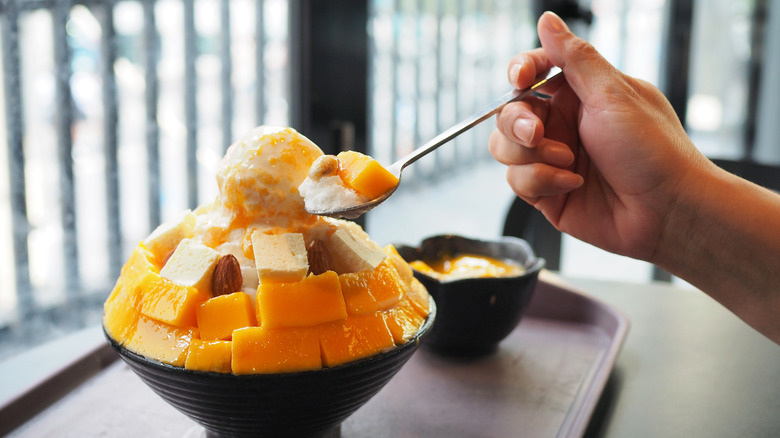 Ornate mango kakigōri