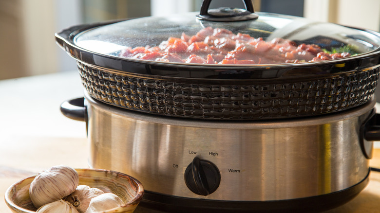 Slow cooker with lid on