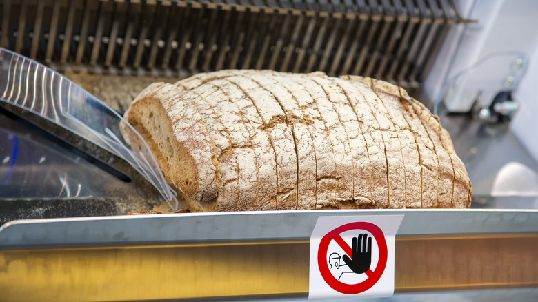 Bread slicer machine and loaf of sliced bread