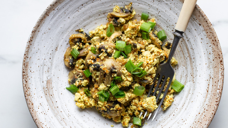 scrambled eggs with mushrooms and scallions