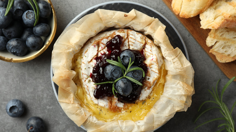 baked brie with blueberries and toasted bread