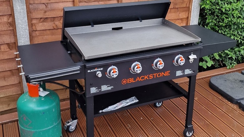 A Blackstone griddle on an outdoor patio