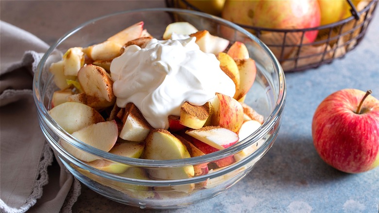 Apples with cinnamon and sour cream