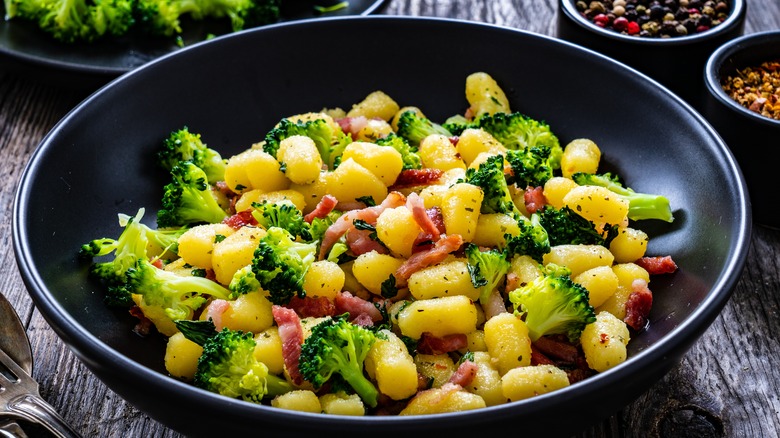 Gnocchi salad with broccoli and bacon