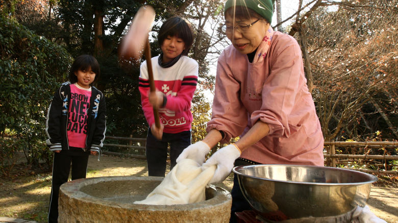 People making mochi through the mochitsuki process