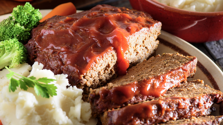 Baked meatloaf with mashed potatoes and vegetables