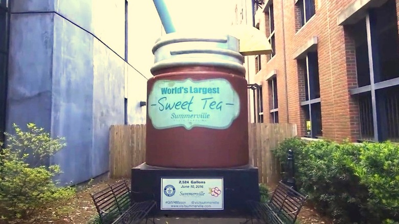 Mason, The World's Largest Sweet Tea jar sculpture