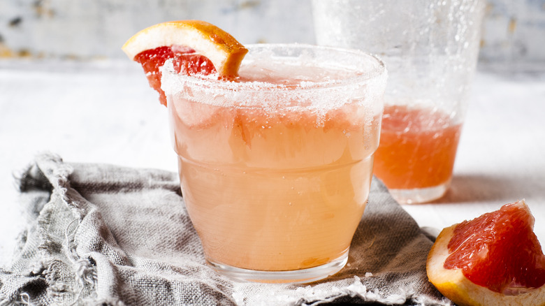 paloma cocktail with grapefruit slice