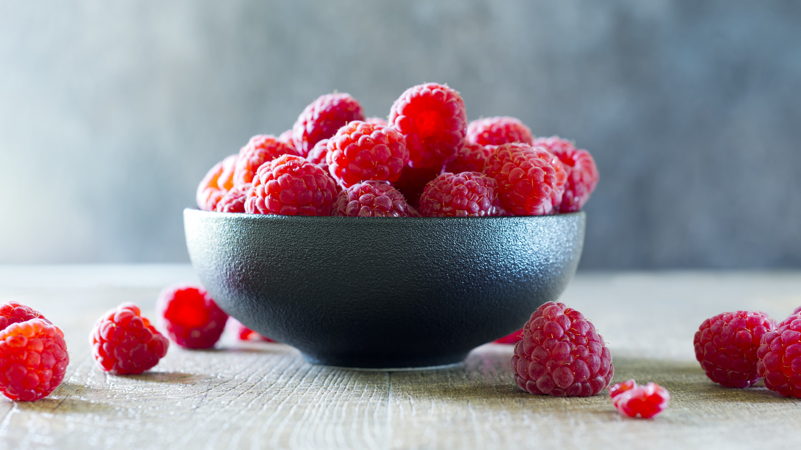 https://www.foodrepublic.com/img/gallery/the-vinegar-solution-for-perfectly-clean-raspberries/l-intro-1696259359.jpg