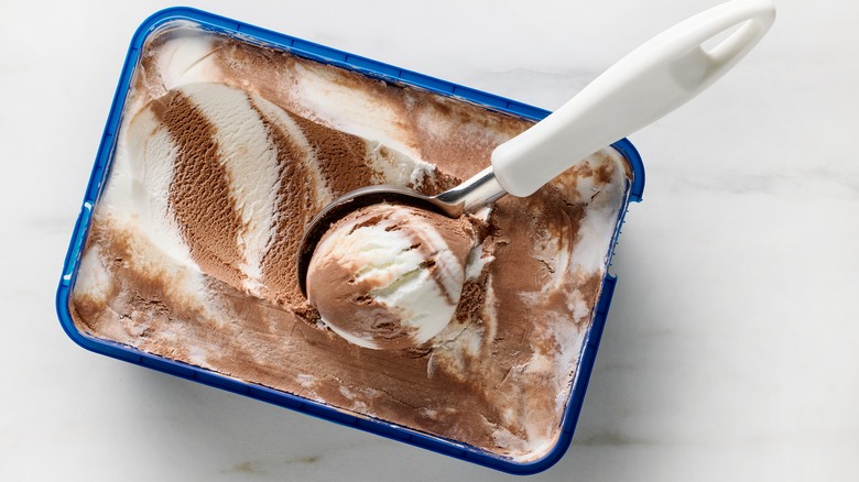 https://www.foodrepublic.com/img/gallery/the-water-hack-for-non-stick-ice-cream-scooping/intro-1696262488.jpg