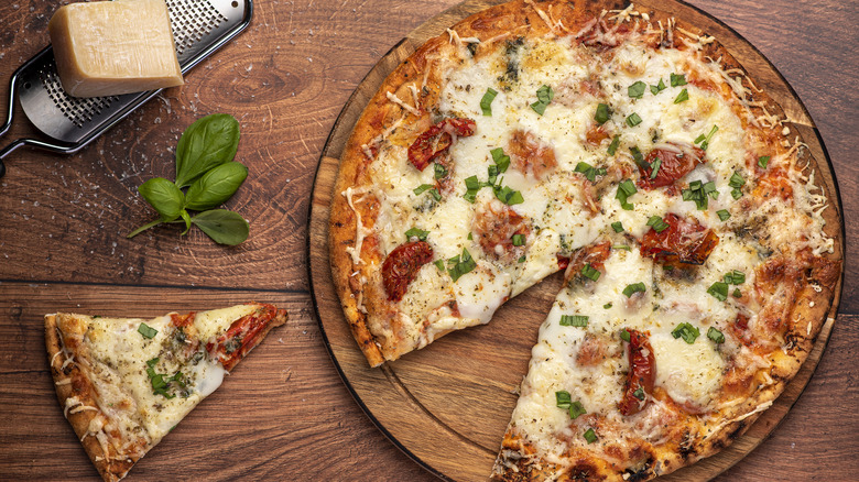 Crispy cheese and tomato pizza