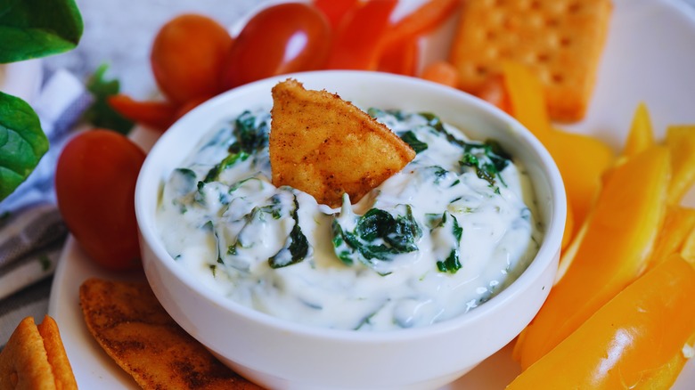 Sour cream dip and vegetables