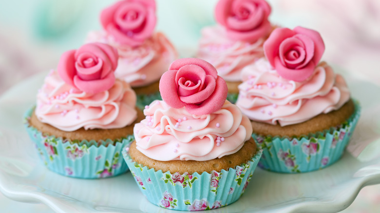 Royal icing roses on cupcakes