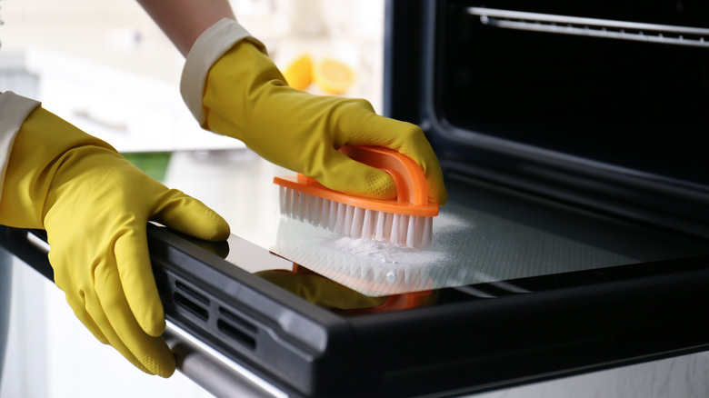 Scrubbing oven with baking soda