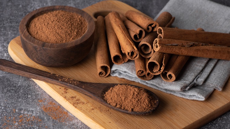 Cinnamon sticks with ground cinnamon